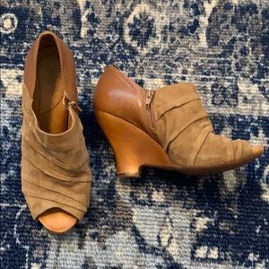 NAYA Genesis Brown Suede Peep Toe Wedge Boots 7w